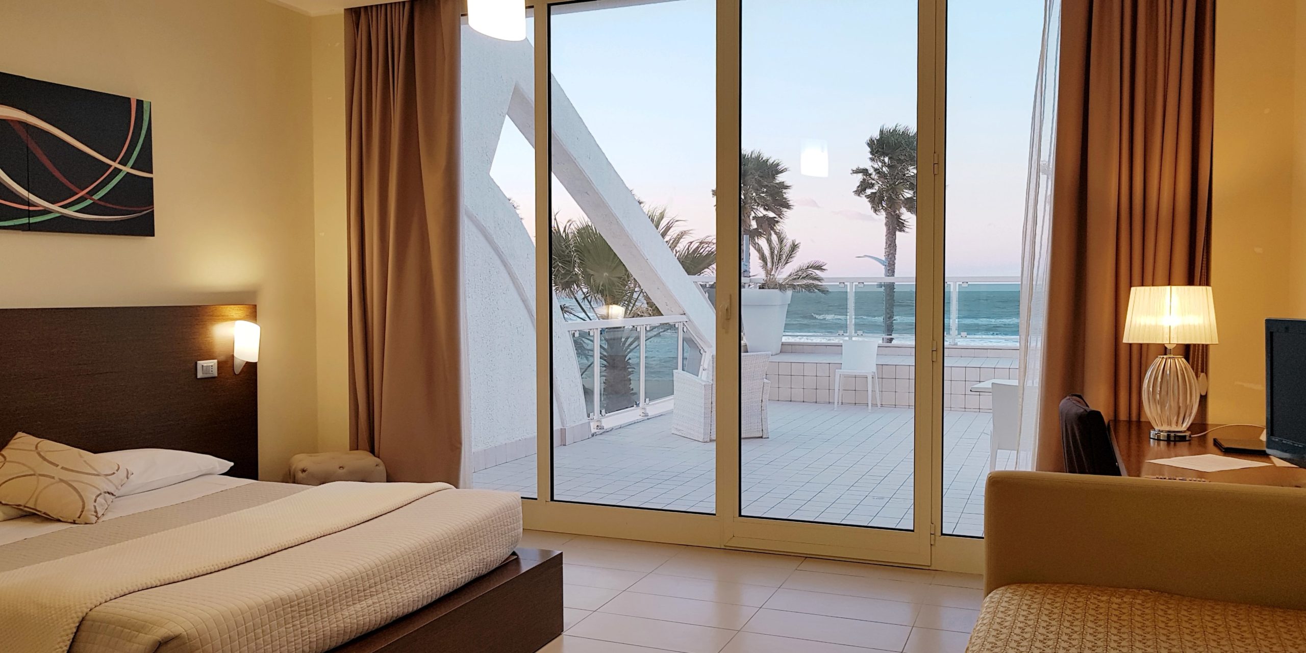 camera-tripla-vista-mare-min