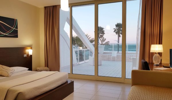 camera-tripla-vista-mare-min